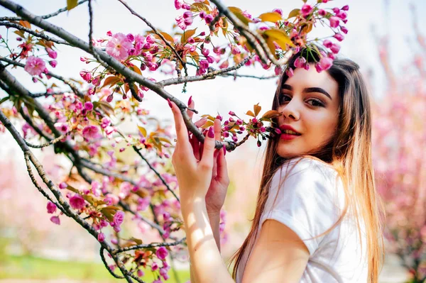 Chica Con Pelo Largo Disfruta Belleza Naturaleza Primavera Cerca Del — Foto de Stock