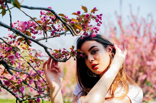 Chica Con Pelo Largo Disfruta Belleza Naturaleza Primavera Cerca Del — Foto de Stock