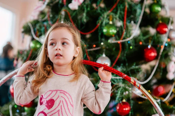 Καλά Χριστούγεννα Και Καλή Χρονιά Κοριτσάκι Κοριτσάκι Την Πρωτοχρονιά Χριστουγεννιάτικο — Φωτογραφία Αρχείου