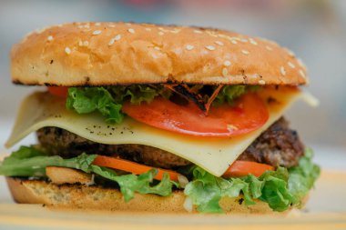 Hamburger pişirmek, hamburger yapmak, çöreklerle resimler, çiğ et, peynir ve sebzeler.