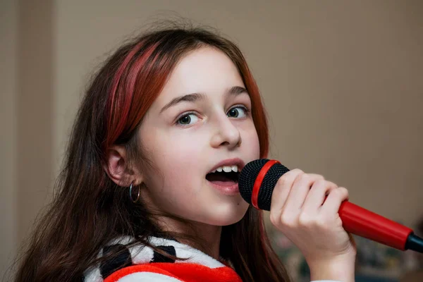 Een Meisje Van Jaar Zingt Emotioneel Een Microfoon Zelfgemaakte Karaoke — Stockfoto