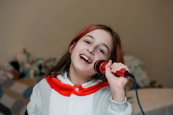 Une Fille Ans Chante Émotionnellement Dans Micro Karaoké Fait Maison — Photo