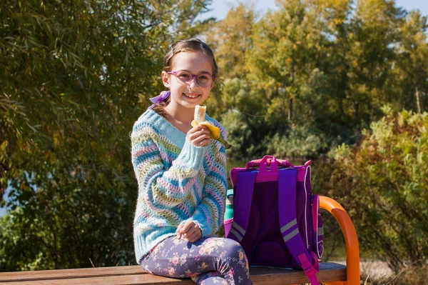 Vuelta Escuela Niña Edad Escolar Jersey Azul Cálido Otoño —  Fotos de Stock