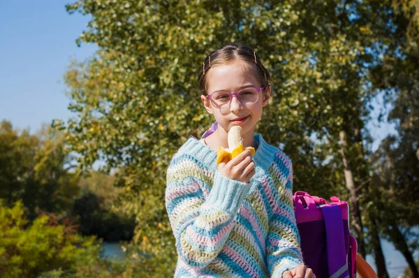 Vuelta Escuela Niña Edad Escolar Jersey Azul Cálido Otoño —  Fotos de Stock