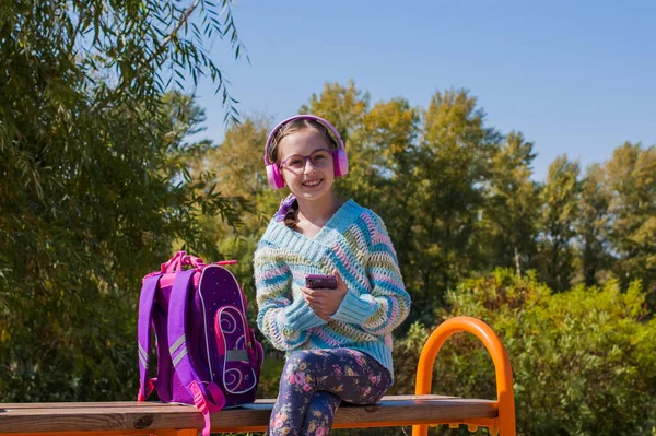 Terug Naar School School Leeftijd Kind Meisje Een Blauwe Warme — Stockfoto