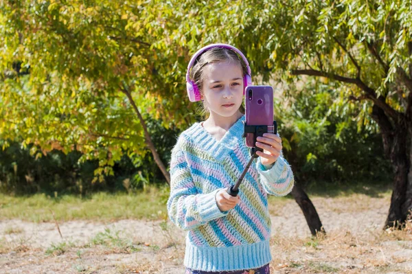 Terug Naar School School Leeftijd Kind Meisje Een Blauwe Warme — Stockfoto