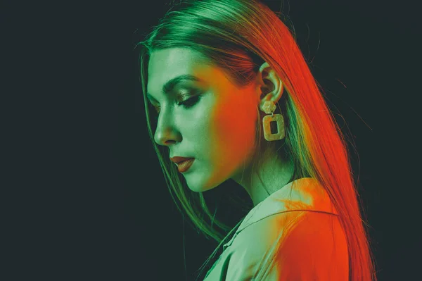 Güzel Bir Kadın Modelin Yaratıcı Portresi Stüdyoda Turuncu Yeşil Işık — Stok fotoğraf
