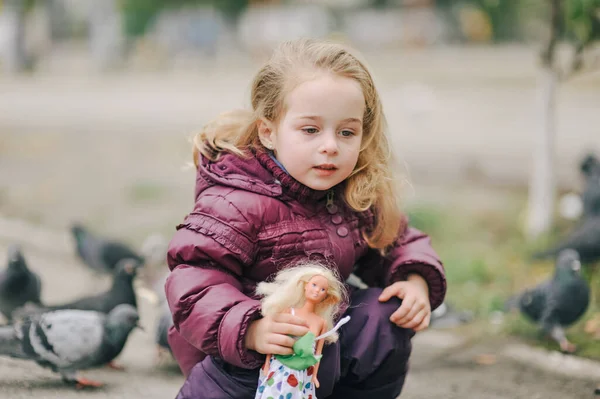 Klein Meisje Paars Jasje Buiten Herfst Kind Meisje Met Blond — Stockfoto