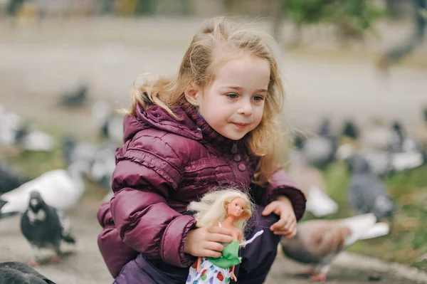 Niña Chaqueta Púrpura Aire Libre Otoño Niña Con Pelo Rubio — Foto de Stock