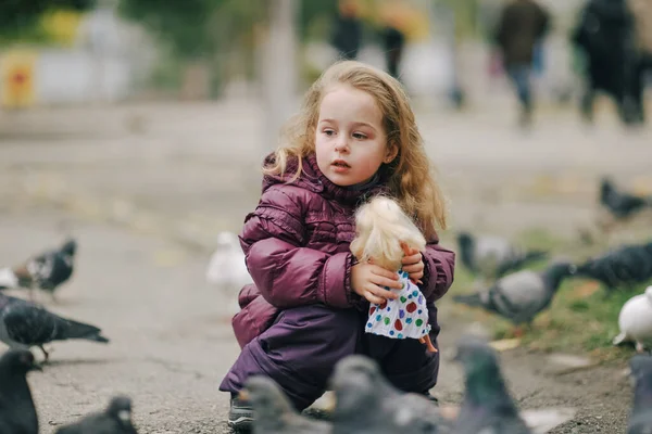 Κοριτσάκι Μωβ Μπουφάν Έξω Φθινόπωρο Κοριτσάκι Ξανθά Μαλλιά Βόλτα Παιδική — Φωτογραφία Αρχείου