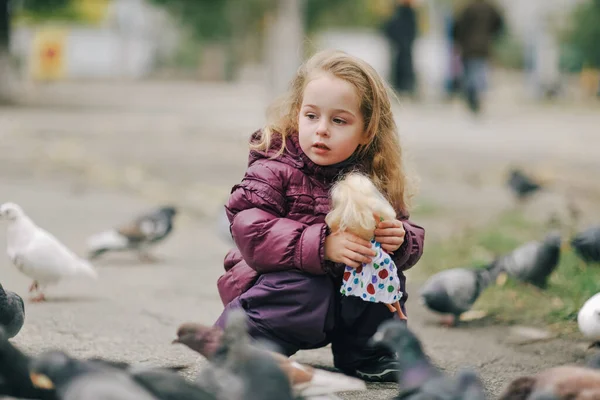 Κοριτσάκι Μωβ Μπουφάν Έξω Φθινόπωρο Κοριτσάκι Ξανθά Μαλλιά Βόλτα Παιδική — Φωτογραφία Αρχείου
