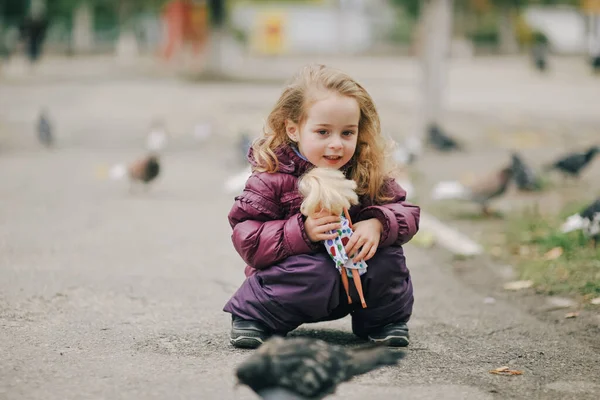 Niña Chaqueta Púrpura Aire Libre Otoño Niña Con Pelo Rubio — Foto de Stock