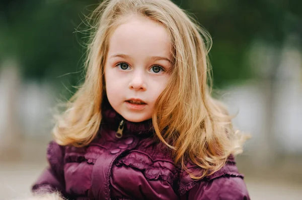 Klein Meisje Paars Jasje Buiten Herfst Kind Meisje Met Blond — Stockfoto