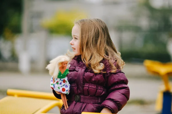 Klein Meisje Paars Jasje Buiten Herfst Kind Meisje Met Blond — Stockfoto