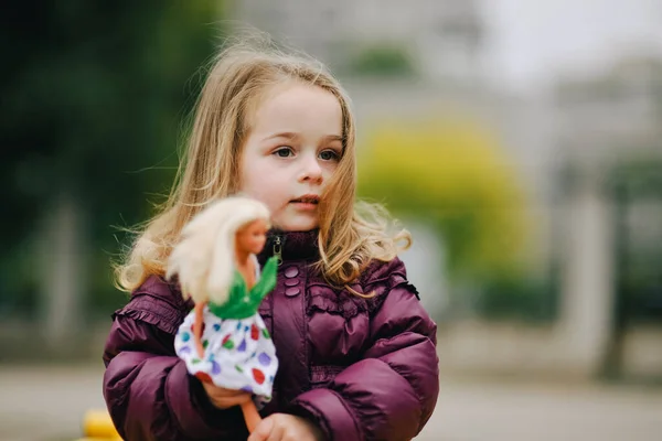 Маленька Дівчинка Фіолетовій Куртці Відкритому Повітрі Восени Дитяча Дівчинка Світлим — стокове фото