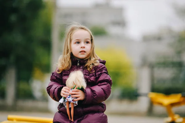 Klein Meisje Paars Jasje Buiten Herfst Kind Meisje Met Blond — Stockfoto