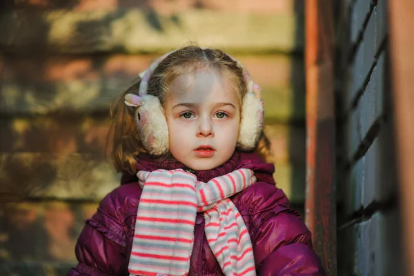 Klein Meisje Paars Jasje Buiten Herfst Kind Meisje Met Blond — Stockfoto