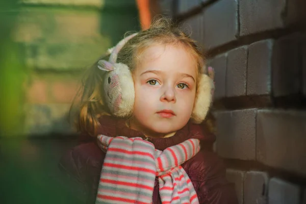 Klein Meisje Paars Jasje Buiten Herfst Kind Meisje Met Blond — Stockfoto