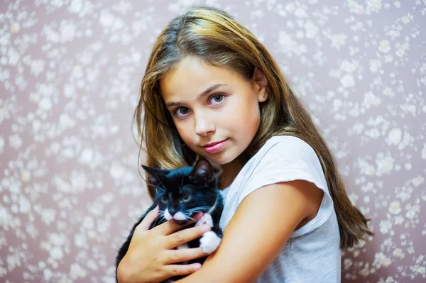 10岁的女孩和一只黑白猫咪 美丽的黑发女孩和黑猫 — 图库照片