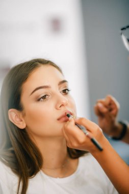 Makyaj. Makyaj sanatçısının çektiği bir dizi fotoğraf. Uzun saçlı güzel kız.