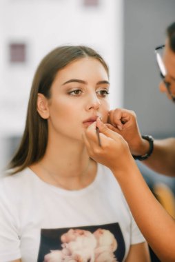 Makyaj. Makyaj sanatçısının çektiği bir dizi fotoğraf. Uzun saçlı güzel kız.