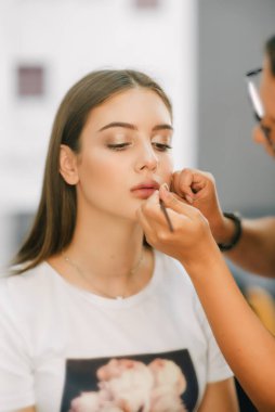 Makyaj. Makyaj sanatçısının çektiği bir dizi fotoğraf. Uzun saçlı güzel kız.