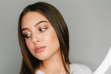 Makyaj. Makyaj sanatçısının çektiği bir dizi fotoğraf. Uzun saçlı güzel kız.