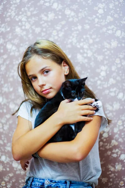 Dívka Věku Let Černobílé Kotě Krásná Brunetka Dívka Černá Kočka — Stock fotografie
