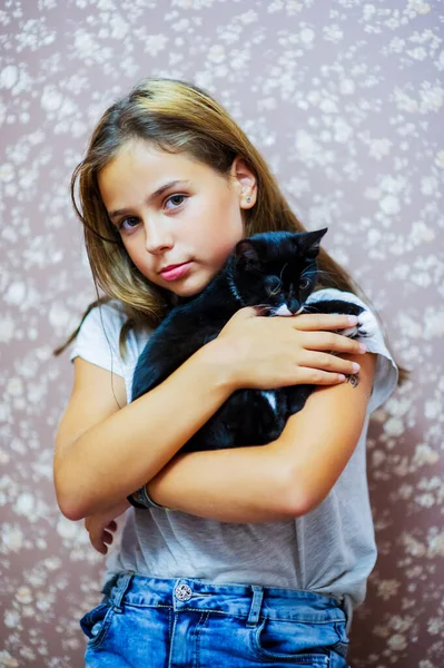 Девочка Лет Черно Белый Котёнок Красивая Брюнетка Черная Кошка — стоковое фото