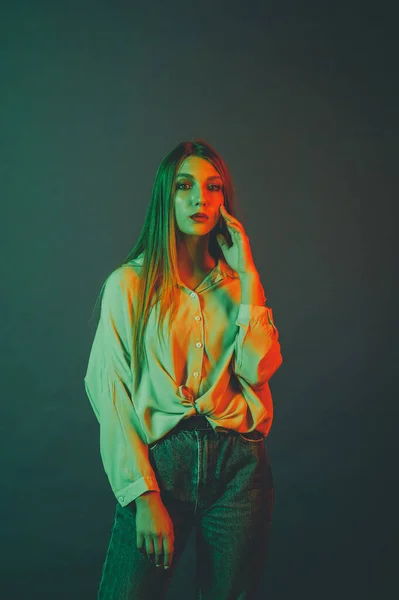 Retrato Creativo Una Hermosa Modelo Femenina Cerca Iluminación Naranja Verde — Foto de Stock