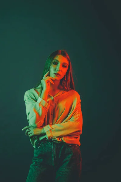 Kreatives Porträt Eines Schönen Weiblichen Modells Nahaufnahme Orangefarbene Und Grüne — Stockfoto