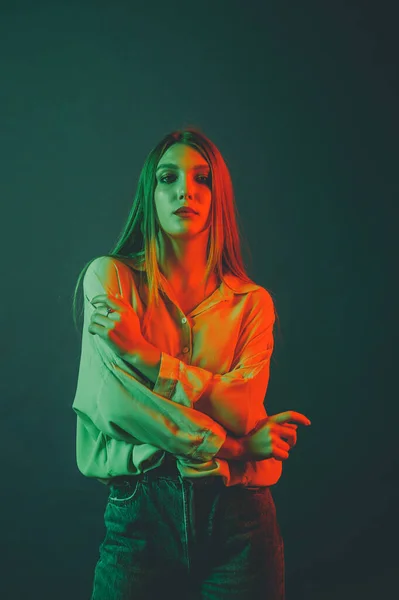 Retrato Creativo Una Hermosa Modelo Femenina Cerca Iluminación Naranja Verde — Foto de Stock