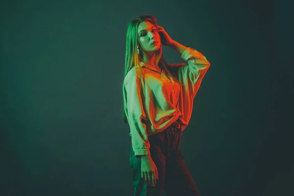 一个漂亮的女模特的创造性肖像特写 演播室的橙色和绿色照明 — 图库照片