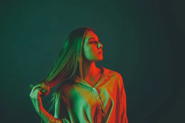 Ritratto Creativo Una Bella Modella Femminile Primo Piano Illuminazione Arancione — Foto Stock