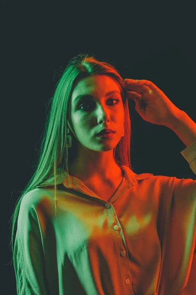 Ritratto Creativo Una Bella Modella Femminile Primo Piano Illuminazione Arancione — Foto Stock