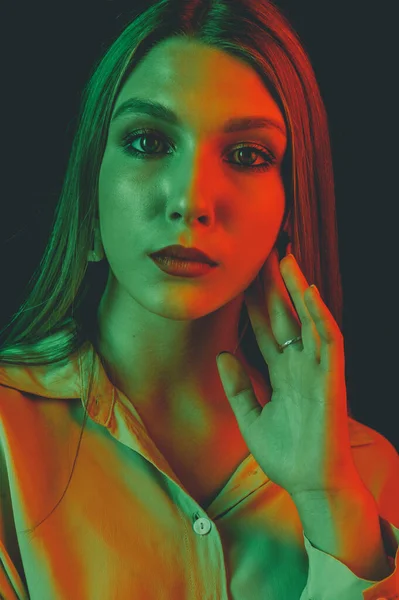 Güzel Bir Kadın Modelin Yaratıcı Portresi Stüdyoda Turuncu Yeşil Işık — Stok fotoğraf