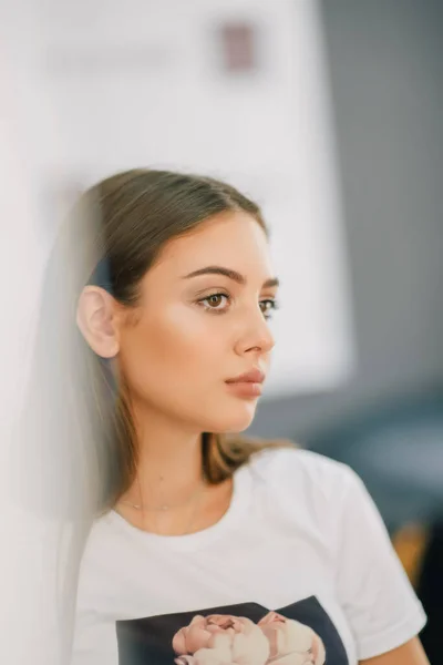 Trucco Una Serie Foto Modello Truccatore Bella Ragazza Con Capelli — Foto Stock