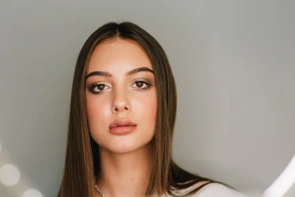 Trucco Una Serie Foto Modello Truccatore Bella Ragazza Con Capelli — Foto Stock