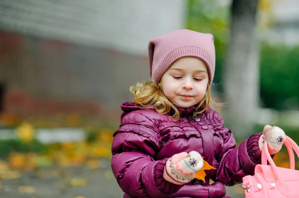 Actief Meisje Speelplaats Meisje Klein Kind Speeltuin Kind Een Paars — Stockfoto