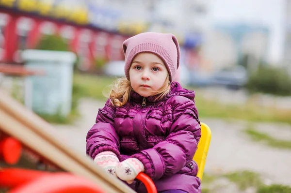 Aktiv Liten Flicka Lekplatsen Flicka Lilla Barn Lekplatsen Barn Lila — Stockfoto