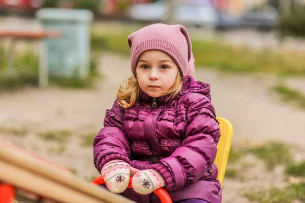 Actief Meisje Speelplaats Meisje Klein Kind Speeltuin Kind Een Paars — Stockfoto