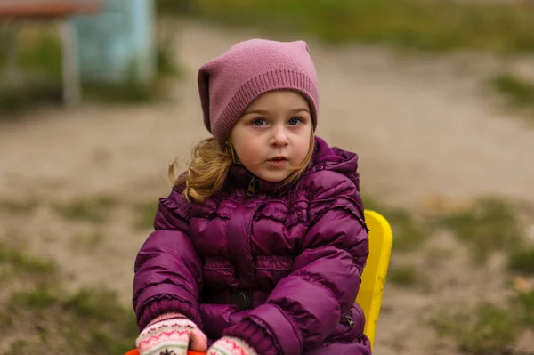 Actief Meisje Speelplaats Meisje Klein Kind Speeltuin Kind Een Paars — Stockfoto