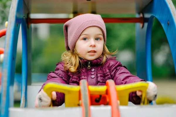 Actief Meisje Speelplaats Meisje Klein Kind Speeltuin Kind Een Paars — Stockfoto