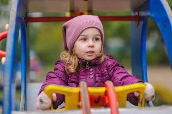 Actief Meisje Speelplaats Meisje Klein Kind Speeltuin Kind Een Paars — Stockfoto