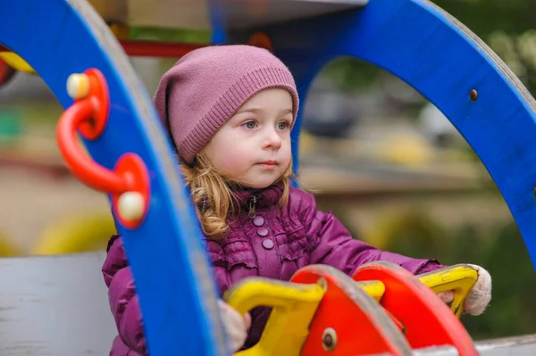 Actief Meisje Speelplaats Meisje Klein Kind Speeltuin Kind Een Paars — Stockfoto