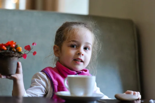 Een Klein Meisje Zit Bij Het Raam Een Café Een — Stockfoto