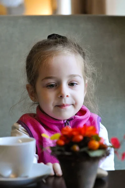 Uma Menina Sentada Janela Num Café Uma Criança Senta Uma — Fotografia de Stock