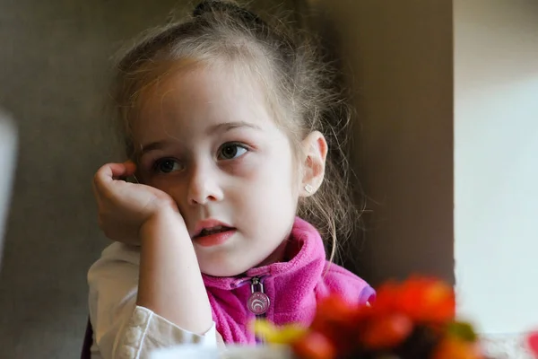 Kleines Mädchen Sitzt Fenster Einem Café Ein Kind Sitzt Einem — Stockfoto