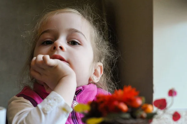 Kleines Mädchen Sitzt Fenster Einem Café Ein Kind Sitzt Einem — Stockfoto