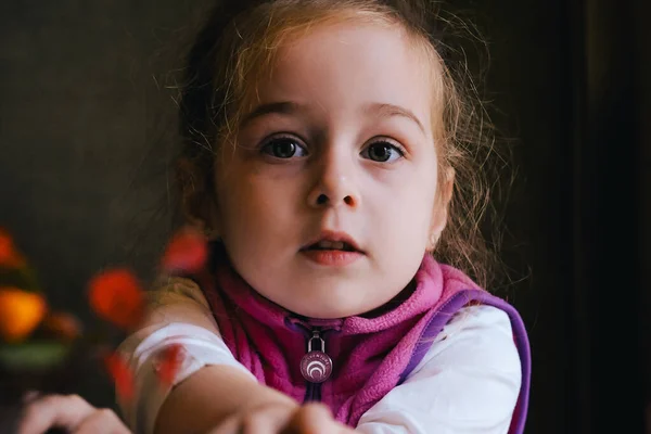 Маленькая Девочка Сидит Окна Кафе Ребенок Сидит Столом Солнечным Светом — стоковое фото